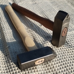 Marteaux à fendre à pointe carbure, poids 1200 grammes, manche en bois, vue de profil - photo réelle des outils