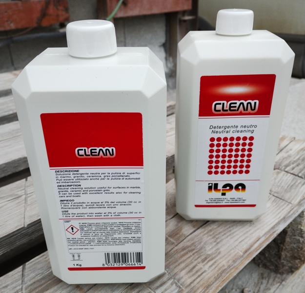 Пластмасови кутии с почистващ препарат CLEAN