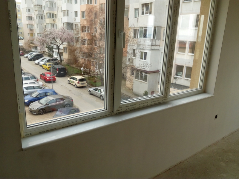Монтиран вътрешен подпрозоречен перваз от бял мрамор със заоблен профил