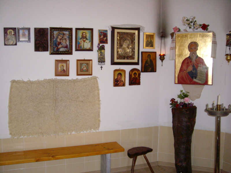 Пейка с мраморни крака