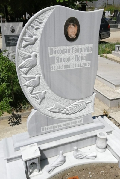 Паметник с релефни гълъби, изглед отблизо