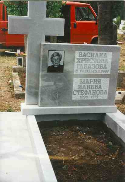 Паметник от права плоча 70/90/6 см и голям кръст 120/55/6 см от сив мрамор, с гравиран портрет 20/30 см, надписи от релефни букви, постамент, бордюри с височина 12 см и пътека от сив мрамор, общ изглед