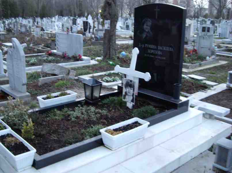 Паметник от черен гранит модел дъга с размери 120-80-8 см, с гравиран портрет, надписи и кръст, с облицовка на 1 етаж и пътека с чела от бял мрамор, с масивни прави бордюри и постамент от черен гранит, метални ваза и фенер