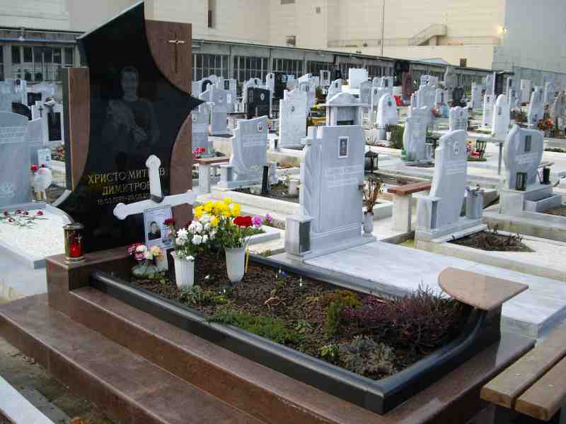 Паметник с бордюри с голямо заобляне