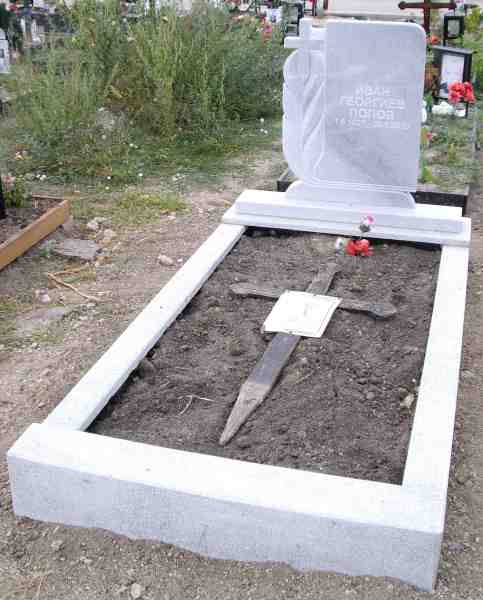 Модел паметник житен клас с кръст, общ изглед без порцеланова снимка