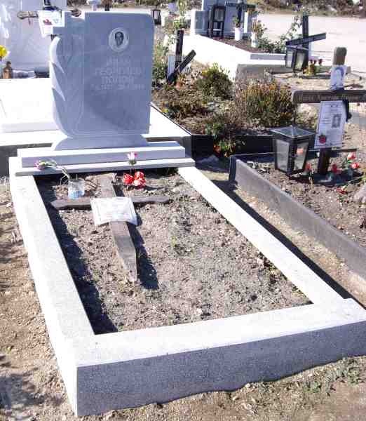 Модел паметник житен клас с кръст, общ изглед с порцеланова снимка