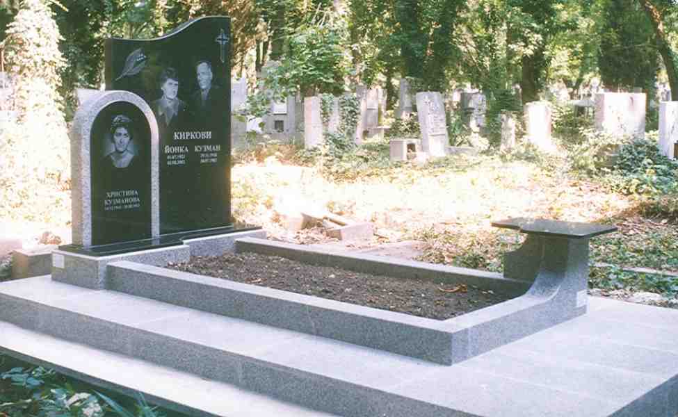 Паметник от черен и сив гранит с масивен бордюр