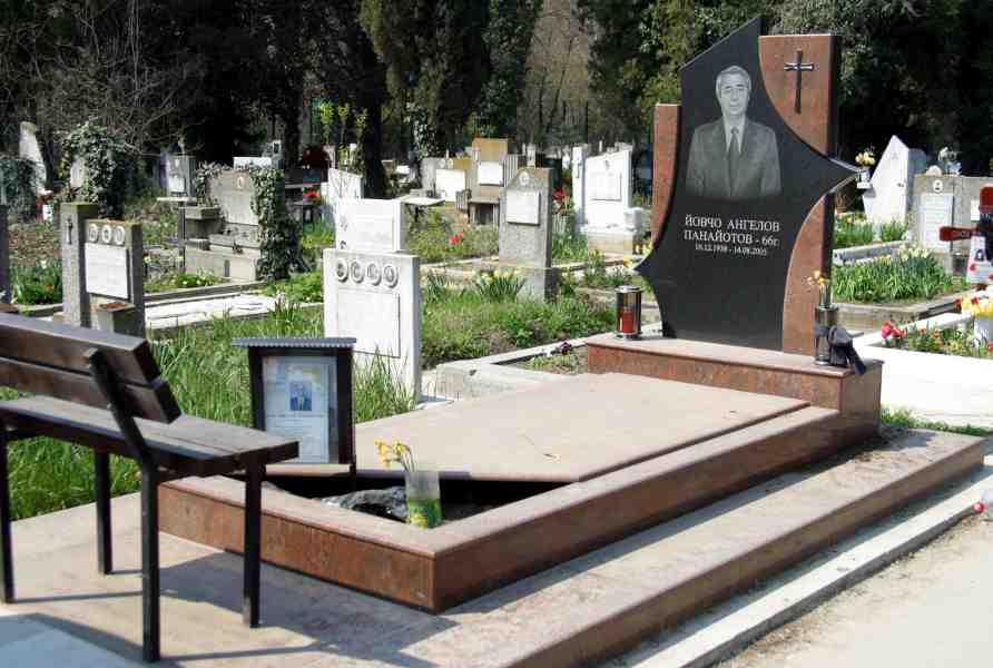 Паметник модел Бакърджиеви 145/100/8 см от черен гранит с гравиран портрет и надпис