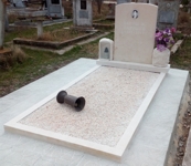 Надгробен паметник от врачански камък, модел дъга, смасивни бордюри и тротоарни плочки.