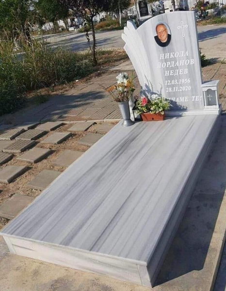 Паметник с размери 100/80/6 см, с вдълбан надпис и цветна порцеланова снимка 17/21 елипса без борд, постамент 100/20/6 см, масивни бордюри с височина 20 см, покривна плоча 2 см, бетонна пътека, ваза и фенер, общ изглед