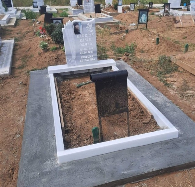 Паметник с размери 70/50/6 см с гравиран гълъб, с вдълбан надпис и цветна порцеланова снимка 11/15 правоъгълна без борд, постамент 100/20/6 см, масивни бордюри с височина 10 см, бетонна пътека, общ изглед