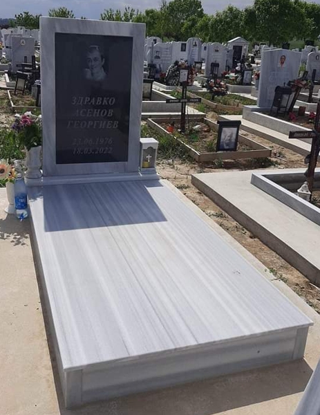 Паметник с размери 100/80/6 см, вградена черна гранитна плоча с дебелина 2 см, с гравиран портрет и надпис, постамент 100/20/6 см, масивни бордюри с височина 20 см, покривна плоча 2 см, бетонна пътека, ваза и фенер, общ изглед