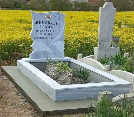 Паметник с размери 100/80/6 см, с полумесец и звезда, с вдълбан надпис и цветна порцеланова снимка 9/11 елипса с борд, постамент 100/20/6 см, облицован бордюр 20/20 см бетонна пътека, общ изглед