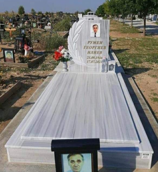 Паметник с размери 100/80/6 см, с вдълбан позлатен надпис и цветна порцеланова снимка 18/24 правоъгълна без борд, постамент 100/20/6 см, покривна плоча 2 см, облицован бордюр 20/20 см бетонна пътека, ваза и фенер, общ изглед