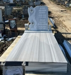 Паметник с размери 100/80/6 см, с вдълбани надписи и черно-бели порцеланови снимки 9/11 елипси с борд, постамент 100/20/6 см, облицован бордюр 20 см, покривна плоча 2 см, бетонна пътека, ваза и фенер, общ изглед