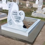 Паметник с размери 100/80/6 см, с вдълбан надпис, полумесец и звезда, цветя и гълъб, постамент 100/20/6 см, облицован бордюр, бетонна пътека, общ изглед