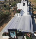 Паметник с размери 100/80/6 см, с вдълбан надпис и гравиран портрет върху черен гранит 15/20, постамент 100/20/6 см, облицован бордюр, покривна плоча 2 см, бетонна пътека, ваза и фенер, общ изглед