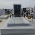 Паметник с размери 100/80/6 см, вградена черна гранитна плоча с дебелина 2 см, с гравиран портрет и надпис, постамент 100/20/6 см, масивни бордюри с височина 10 см, покривна плоча 2 см , мраморна пътека с чела 30/30 см, висока бетонна пътека, ваза и фенер от черен гранит, общ изглед