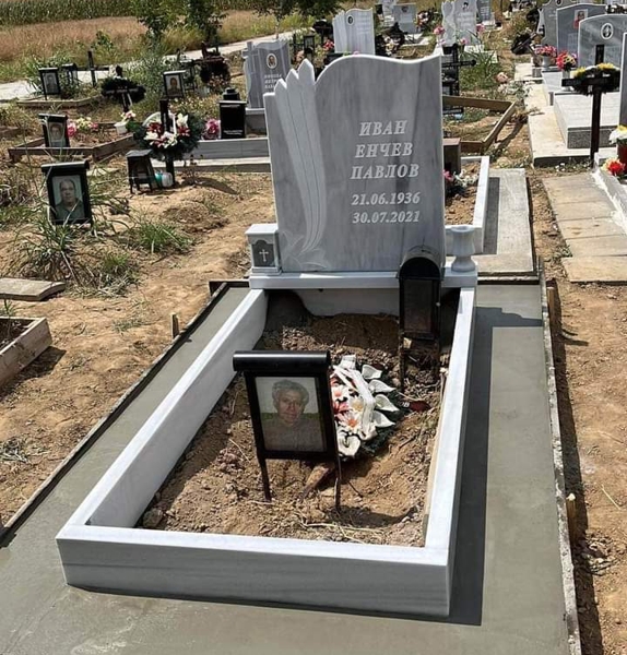 Паметник с размери 100/80/6 см, с вдълбан надпис, постамент 100/20/6 см, масивни бордюри с височина 20 см, бетонна пътека, ваза и фенер, общ изглед