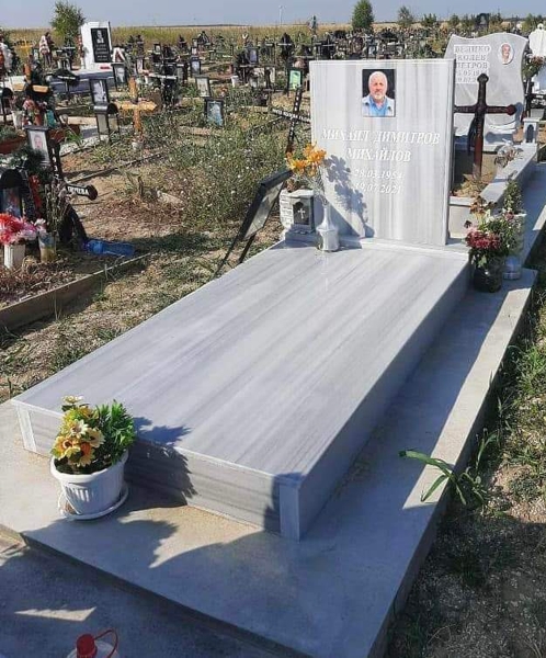 Паметник с размери 100/80/6 см, с вдълбан надпис и цветна порцеланова снимка 18/24 правоъгълна без борд, постамент 100/20/6 см, масивни бордюри с височина 20 см, покривна плоча 2 см, бетонна пътека, ваза и фенер, общ изглед