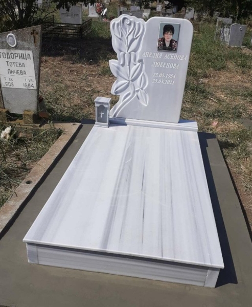 Паметник с размери 100/80/6 см, с вдълбан надпис и цветна порцеланова снимка 15/20 правоъгълна без борд, постамент 100/20/6 см, масивни бордюри с височина 20 см, покривна плоча 2 см, бетонна пътека, фенер, общ изглед