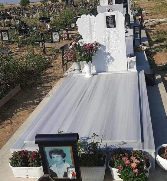 Паметник с размери 100/80/6 см, с вдълбан надпис и гравиран портрет върху черен гранит 15/20, постамент 100/20/6 см, облицован бордюр, покривна плоча 2 см, бетонна пътека, ваза и фенер, общ изглед