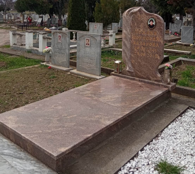 Паметник от светлокафяв гранит Джало Калифорния, изглед отдясно