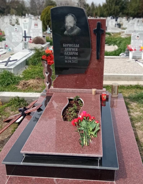 Плоча от червен гранит Империал, раздвижен италиански модел, с гравиран портрет и надпис върху залепена черна плоча, залепен черен кръст, червена покривна плоча с изрязан отвор, с чела от черен гранит, два червени постамента, облицован бордюр от черен гранит, червена пътека с чела, изглед отпред