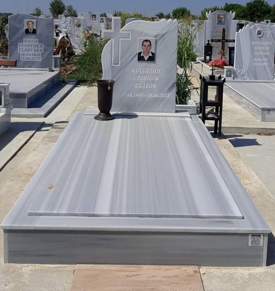 Паметник с размери 100/80/6 см, с вдълбан надпис и цветна порцеланова снимка 18/24 правоъгълна без борд, постамент 100/20/6 см, облицован бордюр 20/20 см, покривна плоча 2 см, бетонна пътека, общ изглед