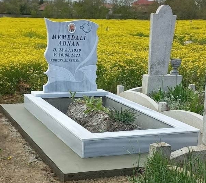 Мюсюлмански паметник с полумесец и звезда, цветна елипсовидна порцеланова снимка, надпис с вдълбани черни букви, постамент, облицован бордюр, бетонна пътека, бетонна основа