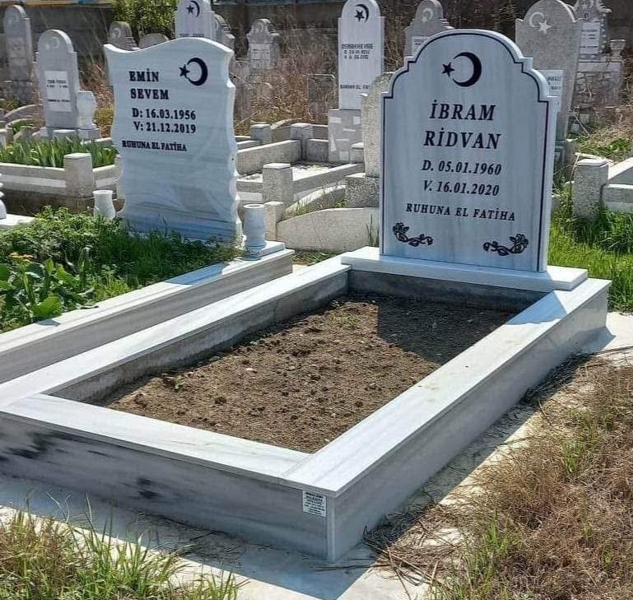 Мюсюлмански паметник с полумесец и звезда, надпис с вдълбани черни букви, орнаменти, постамент, облицован бордюр, бетонна пътека, бетонна основа