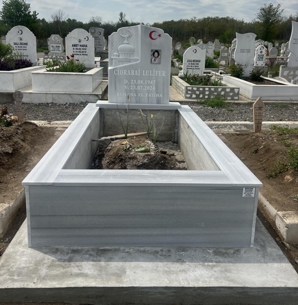 Мюсюлмански паметник с полумесец и звезда, цветна правоъгълна порцеланова снимка, надпис с вдълбани бели букви, постамент, висок облицован бордюр, бетонна основа