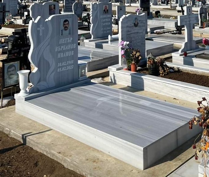 Паметник с размери 100/80/6 см, с вдълбан надпис и цветна порцеланова снимка 15/20 правоъгълна без борд, постамент 100/20/6 см, масивни бордюри с височина 20 см, покривна плоча 2 см, бетонна пътека, фенер, общ изглед
