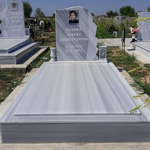 Паметник с размери 100/80/6 см, с вдълбан надпис и цветна порцеланова снимка 18/24 правоъгълна без борд, постамент 100/20/6 см, облицован бордюр 20/20 см, покривна плоча 2 см, бетонна пътека, ваза и фенер, общ изглед