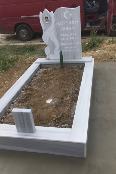 Паметник с размери 100/80/6 см с полумесец и звезда, с вдълбан надпис и черно-бяла порцеланова снимка 9/11 елипса с борд, постамент 100/20/6 см,облицован бордюр 20/20, малък паметник в краката по мюсулмански обичай, бетонна пътека, общ изглед