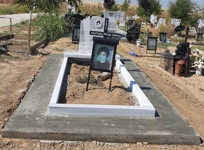 Паметник с размери 70/50/6 см, с вдълбан надпис и цветна порцеланова снимка 9/11 елипса с борд, постамент 100/20/6 см, масивни бордюри с височина 10 см, бетонна пътека, общ изглед