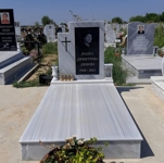 Паметник с размери 100/80/6 см, с черен кръст, вградена черна гранитна плоча с дебелина 2 см, с гравиран портрет и надпис, постамент 100/20/6 см, масивни бордюри с височина 20 см, покривна плоча 2 см, бетонна пътека, ваза и фенер, общ изглед