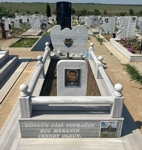 Паметник с размери 100/80/6 см, с цветна порцеланова снимка във формата на сърце, вдълбани надписи, полумесец и звезда, парапет от струговани ръкохватки, правоъгълни заоблени бази с топки отгоре, постамент 100/20/6 см, висок облицован бордюр с вдълбан надпис и правоъгълна цветна порцеланова снимка в краката, малък паметник с постамент в краката, с правоъгълна цветна порцеланова снимка, по мюсулмански обичай,  мраморна пътека, бетонна основа, общ изглед