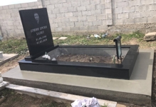 Паметник права плоча с размери 100/80/6 см, с гравиран портрет и надпис, постамент 100/20/6 см, облицован бордюр 20/20, бетонна пътека, бетонна основа, общ изглед