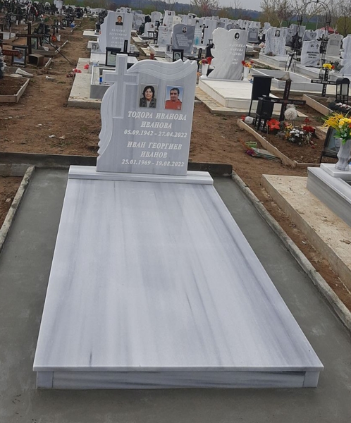 Паметник с размери 80/60/6 см, с вдълбани надписи на имената на двама човека и цветни порцеланови снимки 10/12 правоъгълни без борд, постамент 100/20/6 см, масивни бордюри с височина 10 см, покривна плоча 2 см, бетонна пътека, общ изглед