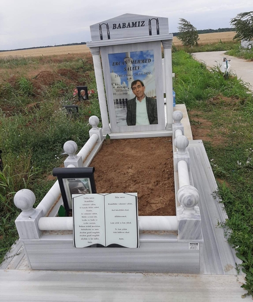 Паметник с размери 100/80/6 см, със снимка триплекс 80/60 см, кръгли колони с купол, с надпис и орнаменти, постамент 100/20/6 см, малък паметник в краката с формата на книга с надписи, по мюсулмански обичай, с мраморен парапет, с кръгли ръкохватки и топки на базите, висок облицован бордюр, мраморна пътека, бетонна основа, общ изглед
