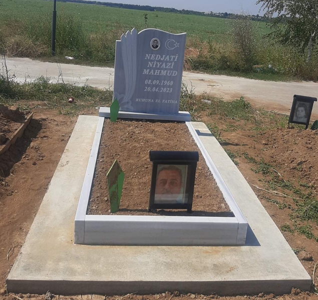 Паметник с размери 100/80/6 см с полумесец и звезда, с вдълбан надпис и черно-бяла порцеланова снимка 9/11 елипса с борд, постамент 100/20/6 см, масивни бордюри с височина 20 см, бетонна пътека, общ изглед