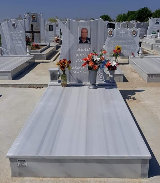 Паметник с размери 100/80/6 см, с вдълбан надпис и цветна порцеланова снимка 21/26 правоъгълна без борд, постамент 100/20/6 см, масивни бордюри с височина 20 см, покривна плоча 2 см, бетонна пътека, ваза и фенер, общ изглед