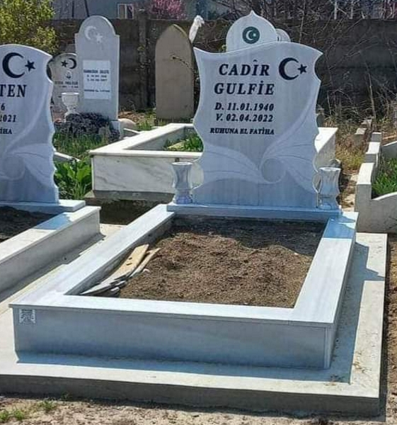 Паметник с размери 100/80/6 см, с полумесец и звезда, с вдълбан надпис, постамент 100/20/6 см, облицован бордюр 20/20 см, бетонна пътека, две вази, общ изглед