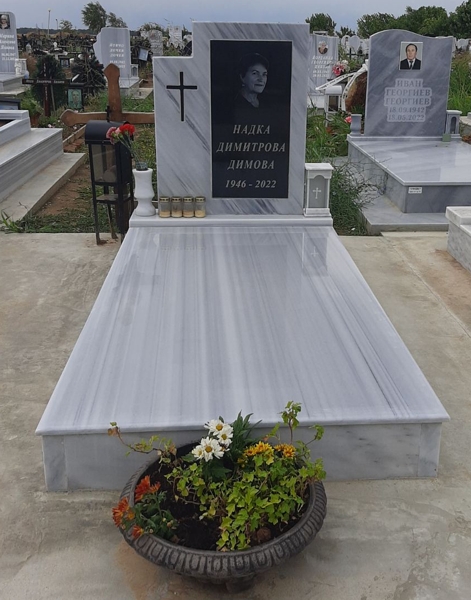 Паметник с размери 100/80/6 см, с черен кръст, вградена черна гранитна плоча с дебелина 2 см, с гравиран портрет и надпис, постамент 100/20/6 см, масивни бордюри с височина 20 см, покривна плоча 2 см, бетонна пътека, ваза и фенер, общ изглед