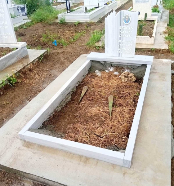 Паметник с размери 80/60/6 см, с вдълбан надпис и цветна порцеланова снимка 12/14 елипса с борд, постамент 100/20/6 см, масивни бордюри с височина 10 см, бетонна пътека, общ изглед