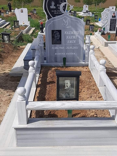 Паметник с размери 100/80/6 см с гравиран гълъб, с вграден гравиран портрет на черен гранит, вдълбани надписи, парапет от струговани ръкохватки, правоъгълни заоблени бази с топки отгоре, постамент 100/20/6 см, висок облицован бордюр, мраморна пътека, бетонна основа, две вази, общ изглед