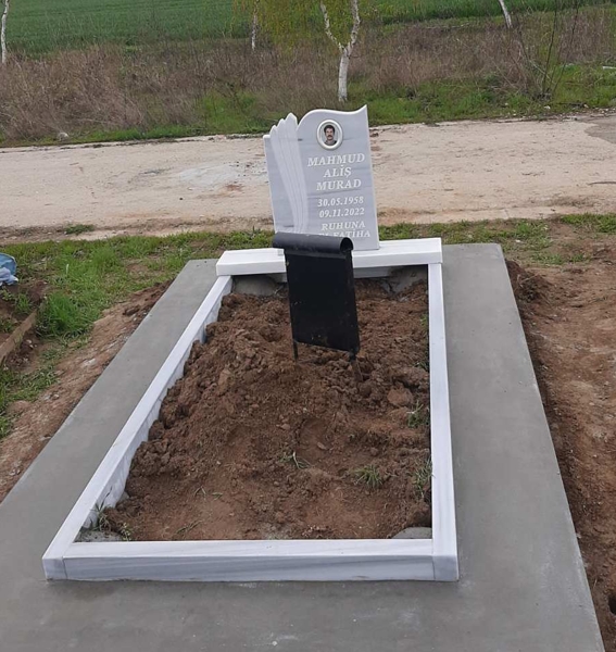 Паметник с размери 70/50/6 см, с вдълбан надпис и цветна порцеланова снимка 9/11 елипса с борд, постамент 100/20/6 см, масивни бордюри с височина 10 см, бетонна пътека, общ изглед