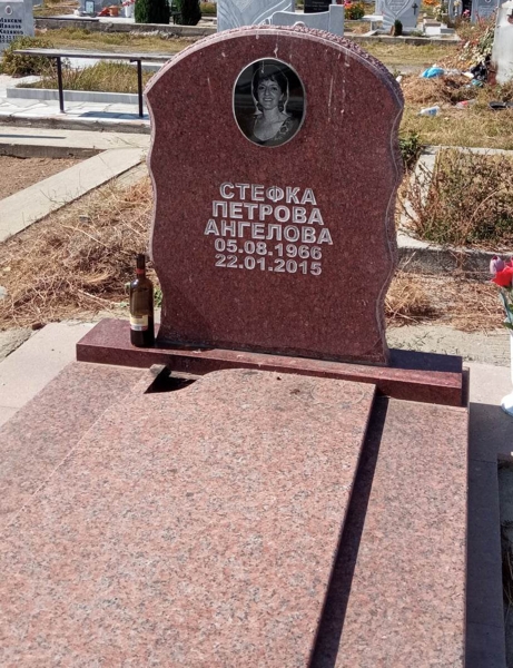 Плоча от червен гранит Империал, модел Дъга с вълнообразни страни, с вграден елипсовиден гравиран портрет и надпис върху паметника, червен  постамент, розова покривна плоча с чела, с изрязан ъгъл, розова пътека с чела.
