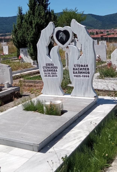 Паметник от сив мрамор, модел от две плочи, оформени като ръце, държащи в пръстите си мраморно сърце с вградено черно сърце с гравиран портрет, с надписи на имена на плочите, постамент и покривна плоча, масивни бордюри отдолу, мраморна пътека.